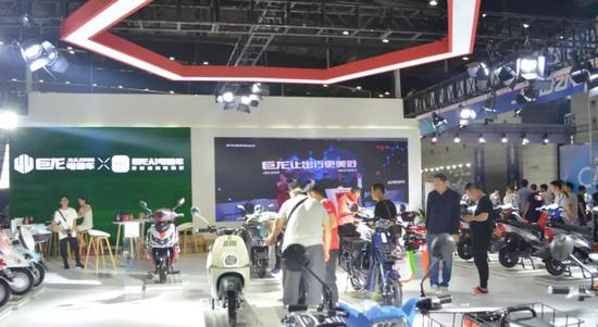 巨龍AI“更聰(cōng)明的電動車”很(hen)吸眼！