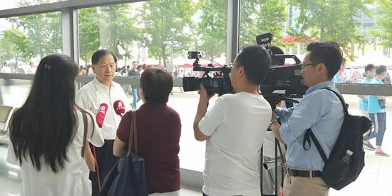 陸金龍理事(shi)長接受無錫電(diàn)視台新聞頻道(dao)、今晚60分、第一看(kàn)點等記者采訪(fang)