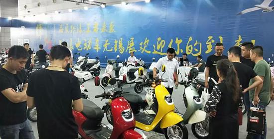 踏浪的高(gāo)調：自主研發經(jīng)典款、爆款魅力(lì)無限！正弦波控(kòng)制器、雙遙控防(fáng)盜、LED高亮大燈等(deng)技術細節，都是(shi)吸引客戶的小(xiǎo)亮點！