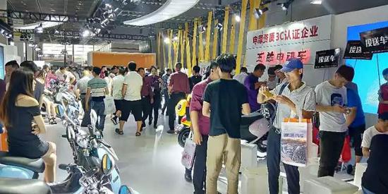 五羊(yáng)電摩資質+3C認證(zheng)吸引衆多與會(hui)經銷商的關注(zhù)