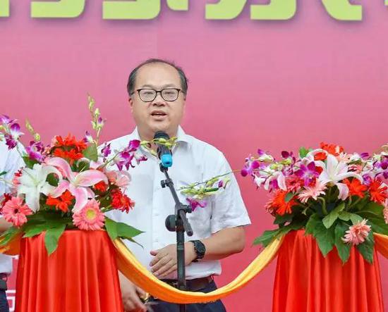 無錫市人大常(cháng)委會副主任吳(wu)峰楓先生宣布(bù)開幕