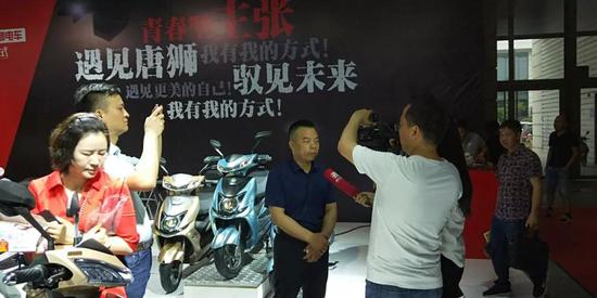 唐獅(shī)蔡希新總經理(lǐ)接受電視台記(jì)者采訪