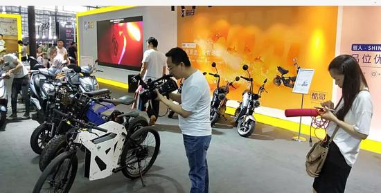 電視台記(ji)者對新日新品(pin)類特感興趣