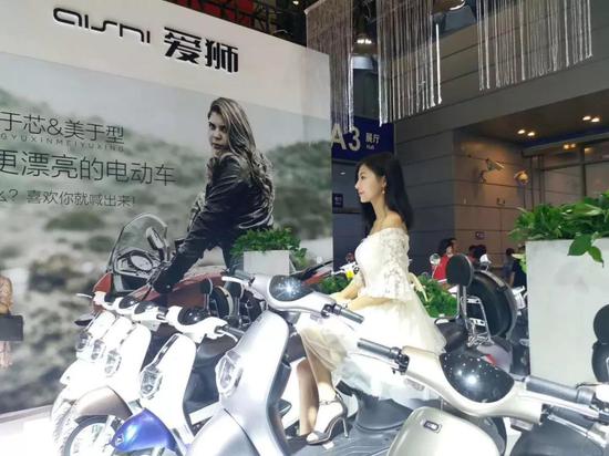 愛獅的展台(tai)、産品布局、美女(nü)模特都養眼！