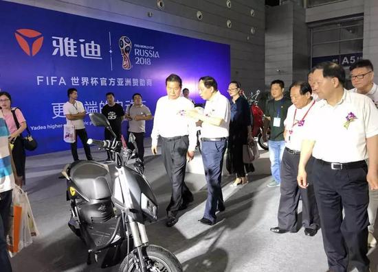 領導嘉賓參觀(guan)雅迪展台