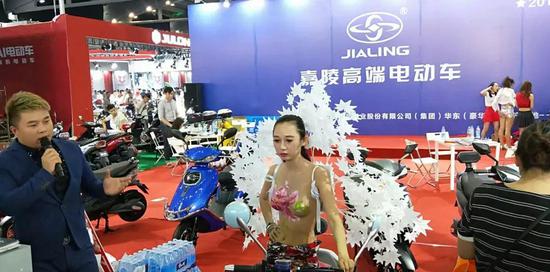 嘉陵高端(duān)電動車+美女！