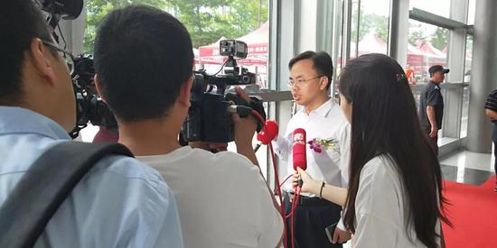 錫(xi)山區人民政府(fu)副區長栾海港(gǎng)接受新聞記者(zhe)采訪