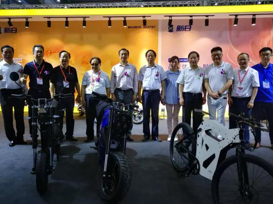 領導嘉(jia)賓參觀新日展(zhǎn)台